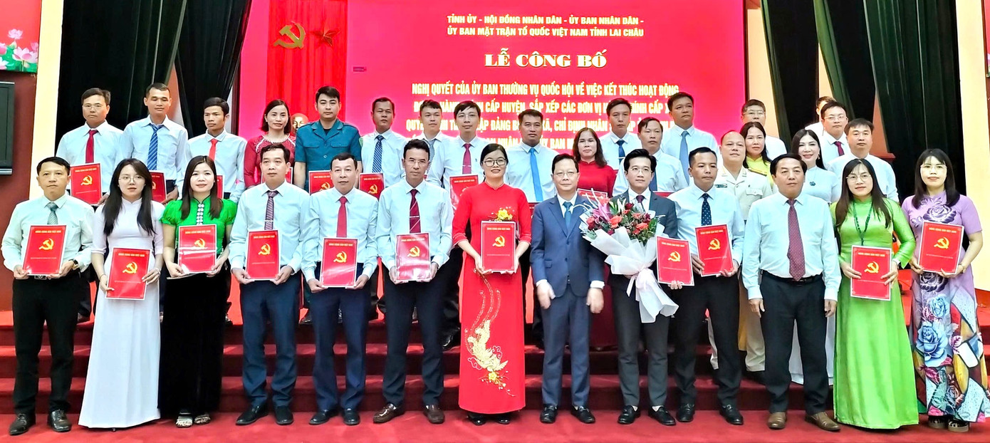 Hội nghị công bố các Nghị quyết của Thường trực HĐND tỉnh Lai Châu về chỉ định Chủ tịch, Phó Chủ tịch HĐND, UBND, Trưởng các Ban của HĐND xã Bình Lư nhiệm kỳ 2021-2026. Hội nghị công bố các Nghị quyết của Thường trực HĐND tỉnh Lai Châu về chỉ định Chủ tịch, Phó Chủ tịch HĐND, UBND, Trưởng các Ban của HĐND xã Bình Lư nhiệm kỳ 2021-2026.