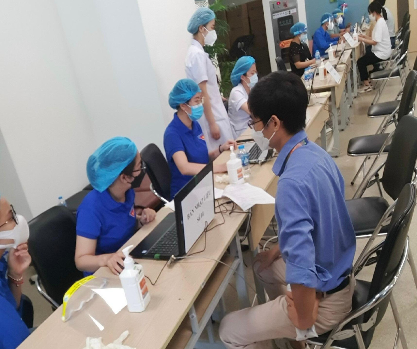 &quot;Áo xanh&quot; hỗ trợ công tác tiêm vắc xin cho công nhân các KCN