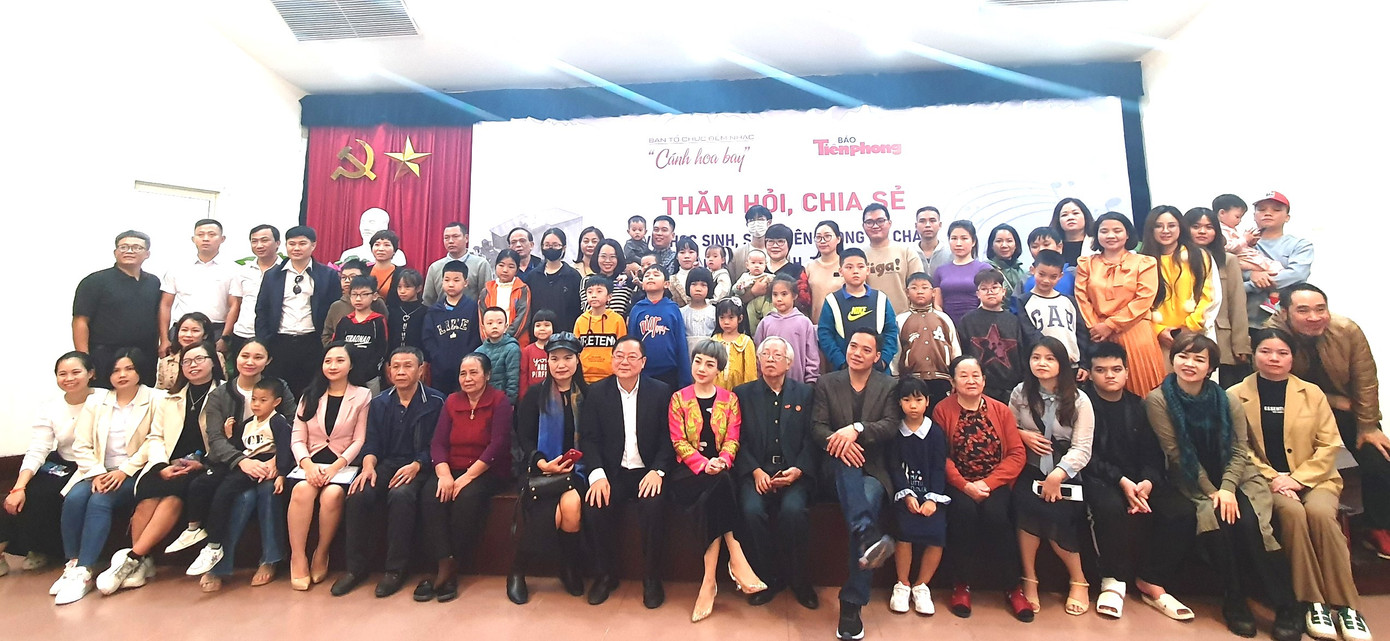 Buổi lễ diễn ra trong không khí đầm ấm, xúc động. Đại diện Ban tổ chức cùng chụp ảnh lưu niệm với các gia đình đến tham dự.