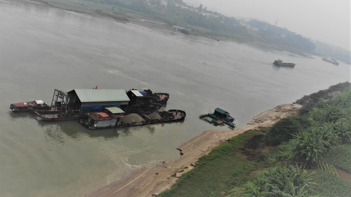 Tàu cuốc ghé sát bờ để hút cát tại khu vực xã Hợp Nhất (Đoan Hùng). Tàu cuốc ghé sát bờ để hút cát tại khu vực xã Hợp Nhất (Đoan Hùng).