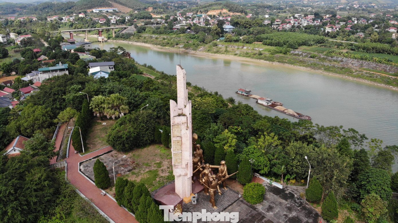 Toàn bộ khu vực di tích tượng đài được xây dựng trên núi Đồn, có tổng diện tích 19.300 m2. Tượng đài được xây dựng trên đỉnh núi với diện tích hơn 2.000m2. Quy hoạch di tích được tạo mặt bằng và kè đá mang hình cánh cung cao vút về phía trước. Đứng trên tượng đài có thể bao quát cả một vùng rộng lớn, bao gồm nơi hợp lưu của sông Chảy và sông Lô.