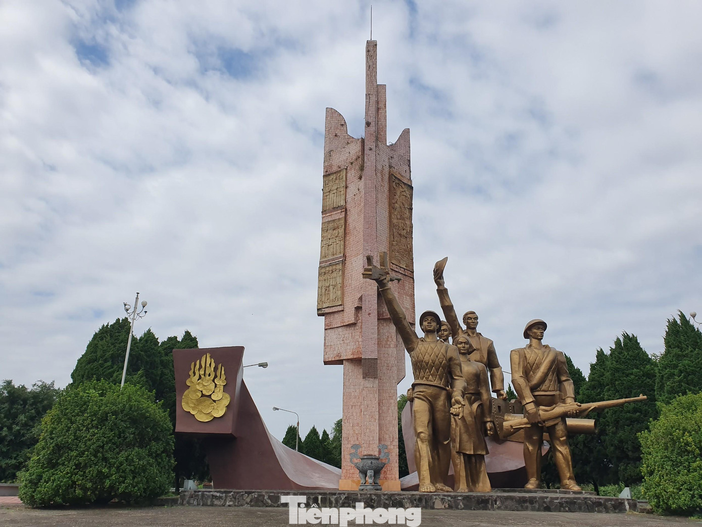 Nhóm tượng hướng về dòng sông Lô gồm 5 nhân vật tiêu biểu cho các lực lượng đã anh dũng tham gia chiến đấu làm nên chiến thắng sông Lô.