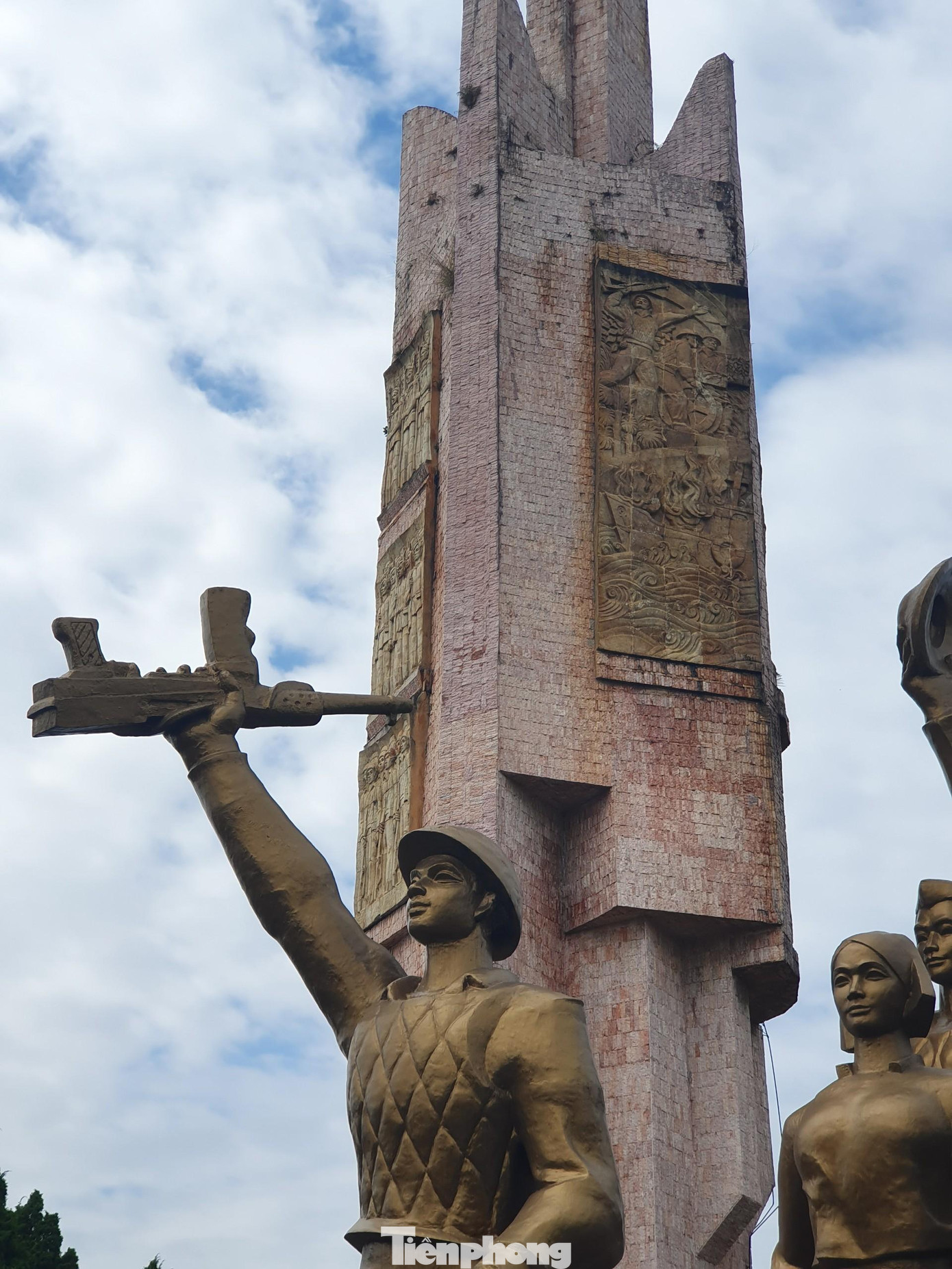 Trên 4 mặt xung quanh của đài tưởng niệm có trang trí 8 bức phù điêu miêu tả chiến thắng sông Lô và khái quát một số nét tiêu biểu của truyền thống quê hương và con người Đoan Hùng.