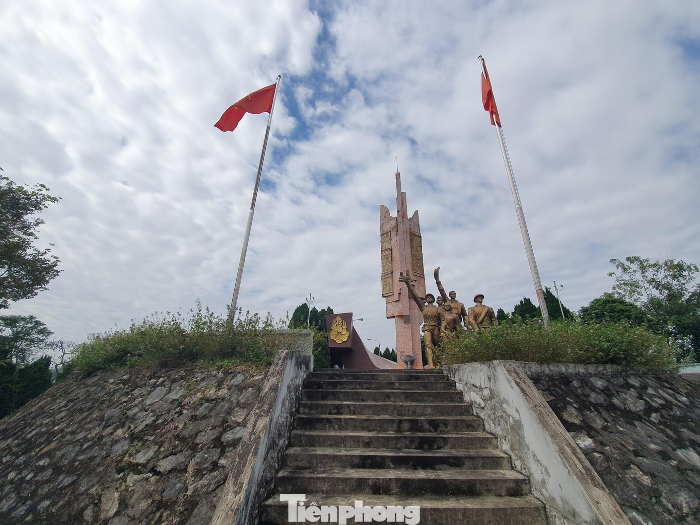 Tượng đài có hai phần: Tượng và Đài. Đài cao 26 m. Tượng tập thể cao 7m được làm bằng bê tông cốt thép, bên ngoài sơn màu đồng.