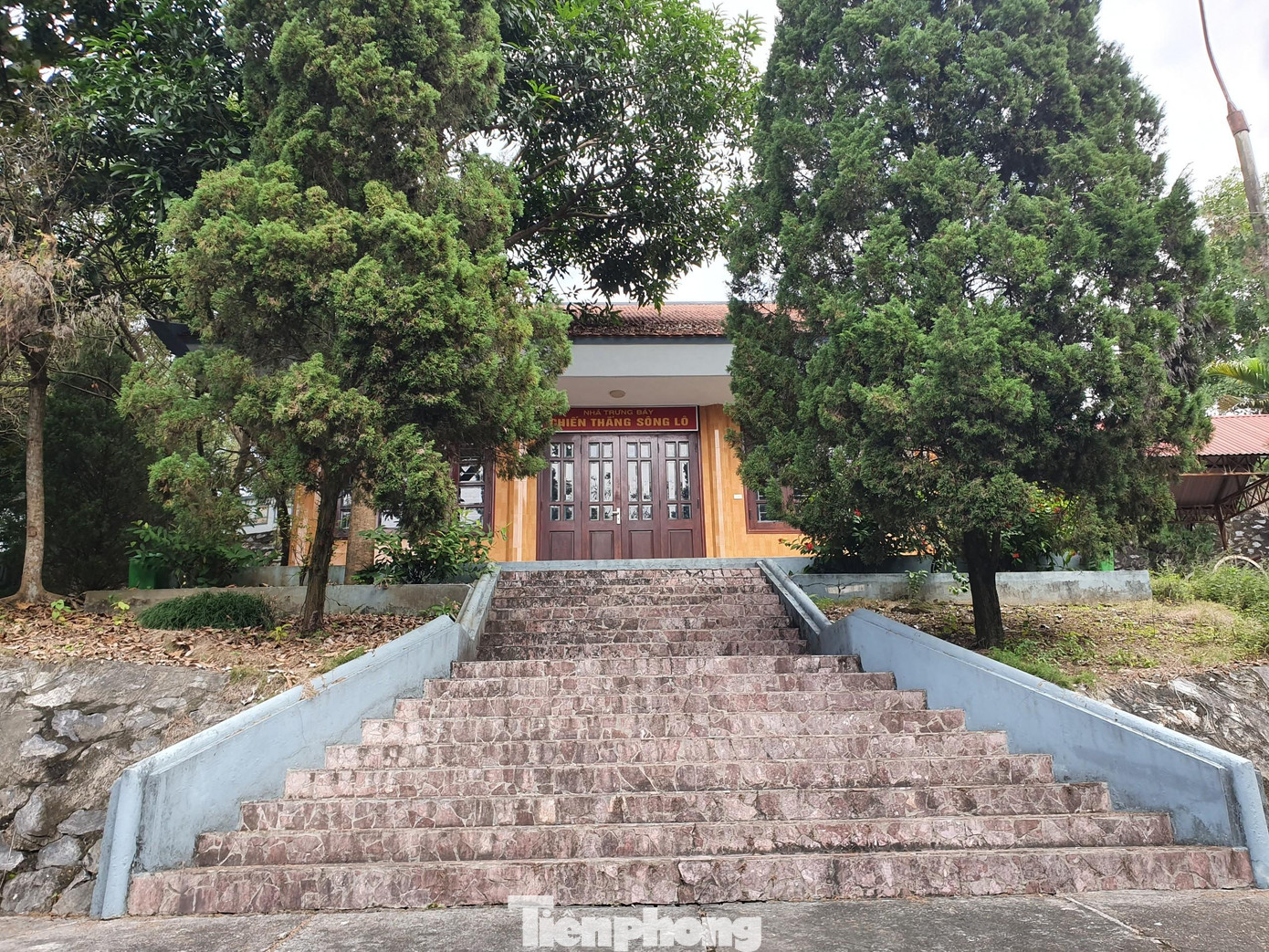 Ở ngang chừng núi Đồn là nhà trưng bày hiện vật của chiến thắng sông Lô nhằm phục vụ nhu cầu tham quan, nghiên cứu và giáo dục truyền thống yêu nước phục vụ khách tham quan trong nước và quốc tế.