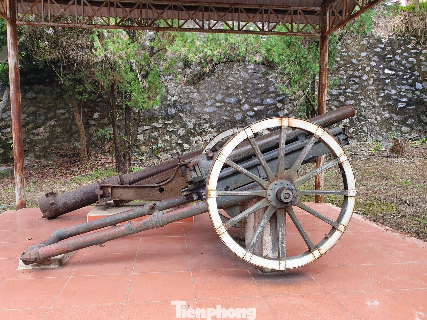 Khẩu sơn pháo được trưng bày ngay lối lên tượng đài.