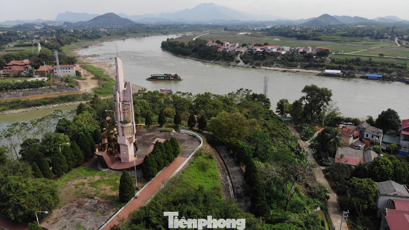 Di tích Tượng đài Chiến thắng sông Lô được xây dựng năm 1987 nhân kỷ niệm 40 năm ngày chiến thắng sông Lô tại thị trấn Đoan Hùng tỉnh Phú Thọ, được công nhận Di tích lịch sử văn hóa cấp quốc gia ngày 27/9/1997.