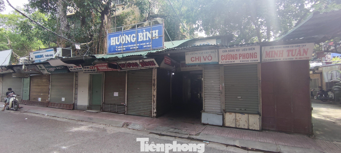 Chợ Trời trải dài từ cuối đường Phố Huế đến ngã ba phố Nguyễn Công Trứ, gồm các ngõ, phố, như Chùa Vua, Lê Gia Định, Trần Cao Vân, Nguyễn Công Trứ, Thịnh Yên, Yên Bái 2, Đỗ Ngọc Du. Lâu nay, nhiều người vẫn tìm đến khu chợ này để mua linh kiện, phụ tùng ô tô, xe máy, xe đạp, máy cơ khí... Chợ Trời trải dài từ cuối đường Phố Huế đến ngã ba phố Nguyễn Công Trứ, gồm các ngõ, phố, như Chùa Vua, Lê Gia Định, Trần Cao Vân, Nguyễn Công Trứ, Thịnh Yên, Yên Bái 2, Đỗ Ngọc Du. Lâu nay, nhiều người vẫn tìm đến khu chợ này để mua linh kiện, phụ tùng ô tô, xe máy, xe đạp, máy cơ khí...