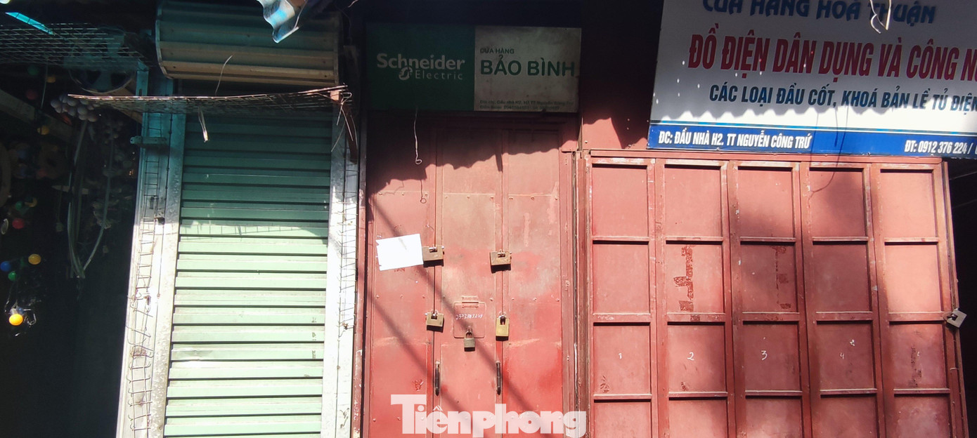 Hầu hết các gian hàng đều khóa trái... Hầu hết các gian hàng đều khóa trái...