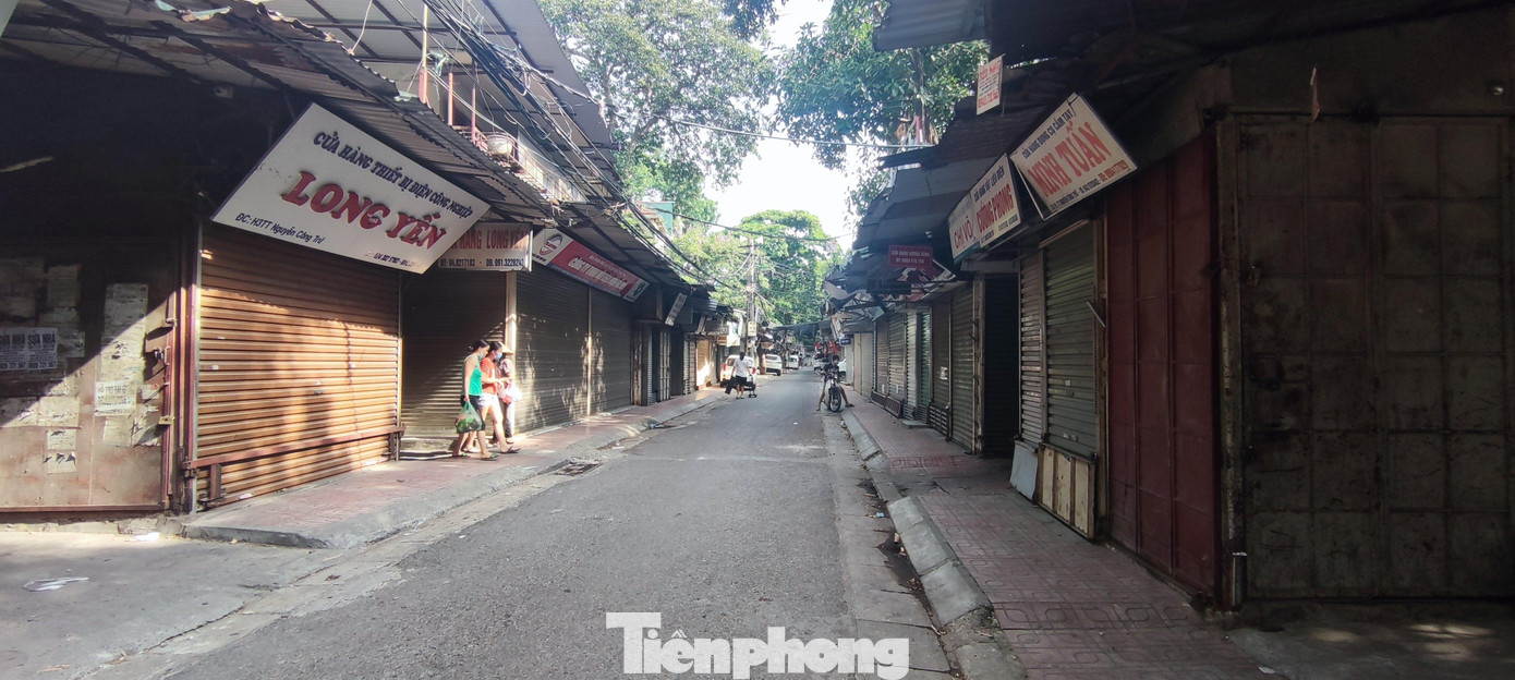 Khắp các ngõ phố thường ngày ồn ào cảnh người mua kẻ bán nay yên ắng lạ thường. Khắp các ngõ phố thường ngày ồn ào cảnh người mua kẻ bán nay yên ắng lạ thường.