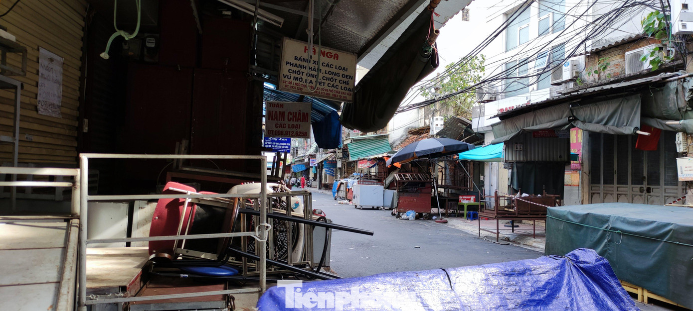 Dù các sạp hàng vẫn được để giữa lòng đường nhưng không còn cảnh nhộn nhịp mua bán, không còn cảnh tắc đường như mọi ngày. Dù các sạp hàng vẫn được để giữa lòng đường nhưng không còn cảnh nhộn nhịp mua bán, không còn cảnh tắc đường như mọi ngày.