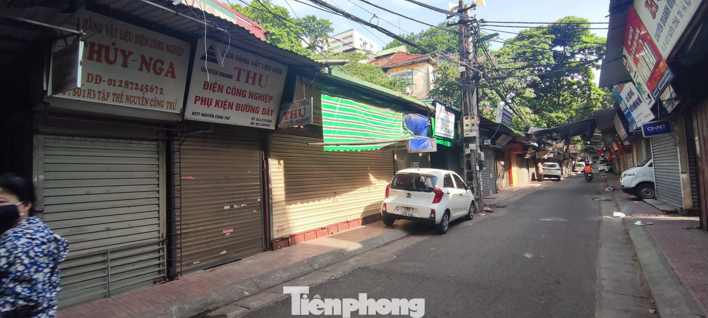 Con phố nhìn thoáng đãng, rộng rãi này ngày thường khó có thể đi ô tô vào được vì các cửa hàng dày đặc, hàng hoá được bày tràn ra vỉa hè, người đi lại chật như nêm. Những người dân tại đây cho hay, cảnh "ô tô" đỗ cửa vào ban ngày trên con phố này chỉ có xảy ra vào mấy ngày Tết và giờ là những ngày dịch COVID-19. Con phố nhìn thoáng đãng, rộng rãi này ngày thường khó có thể đi ô tô vào được vì các cửa hàng dày đặc, hàng hoá được bày tràn ra vỉa hè, người đi lại chật như nêm. Những người dân tại đây cho hay, cảnh "ô tô" đỗ cửa vào ban ngày trên con phố này chỉ có xảy ra vào mấy ngày Tết và giờ là những ngày dịch COVID-19.