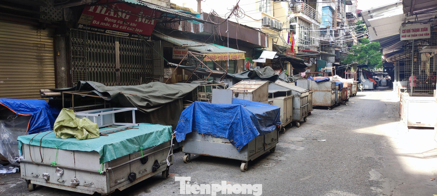 Các sạp hàng bán ngoài trời vẫn đặt ở vị trí hàng ngày nhưng được phủ bạt Các sạp hàng bán ngoài trời vẫn đặt ở vị trí hàng ngày nhưng được phủ bạt