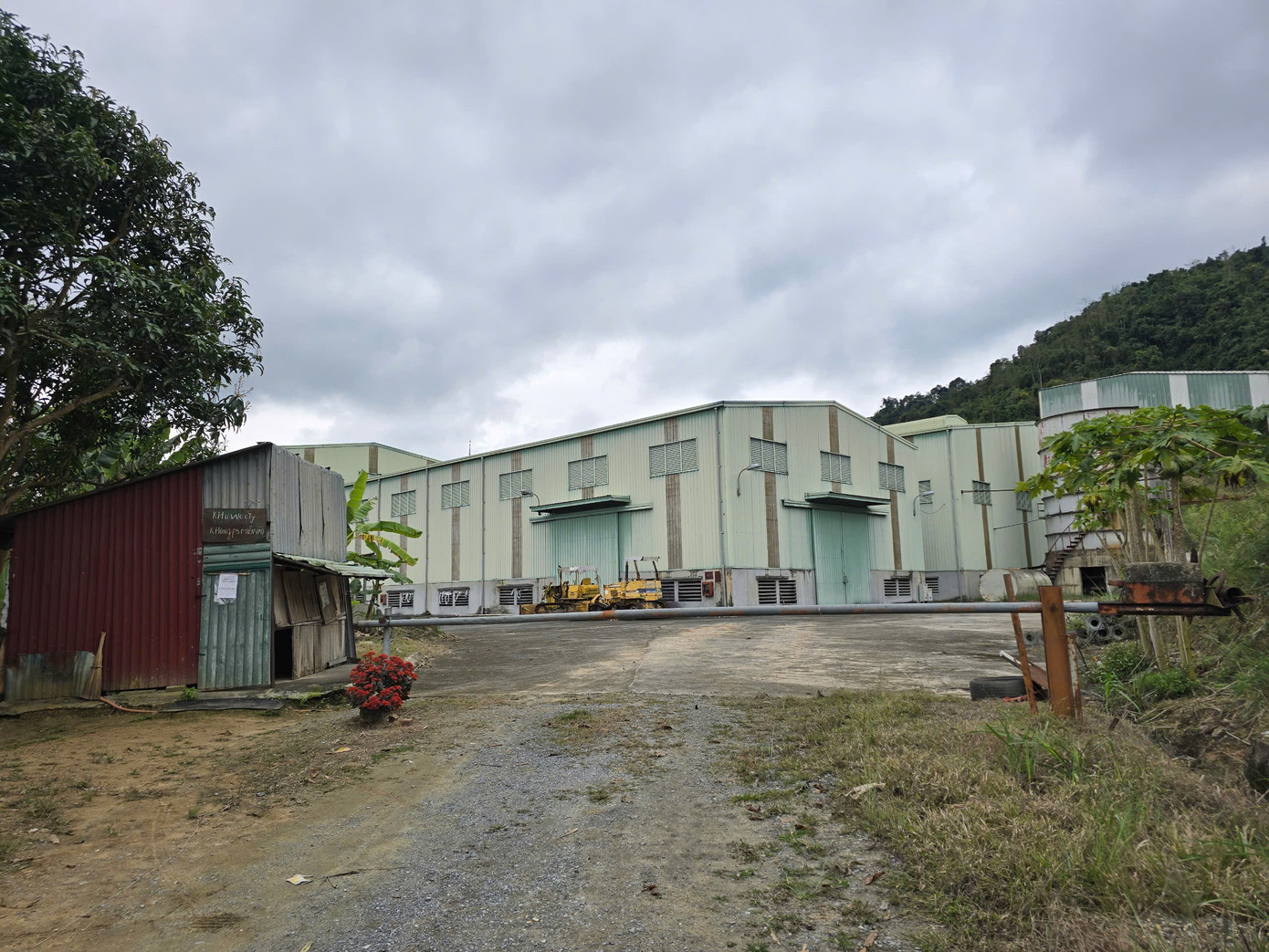 UBND tỉnh Lào Cai vừa có văn bản giao các sở ban ngành rà soát xem xét thu hồi dự án đầu tư và giấy phép đầu tư khoáng sản tại mỏ graphit Nậm Thi. Hình ảnh trên là cổng vào khu nhà xưởng có barie nhưng không thấy người canh gác.