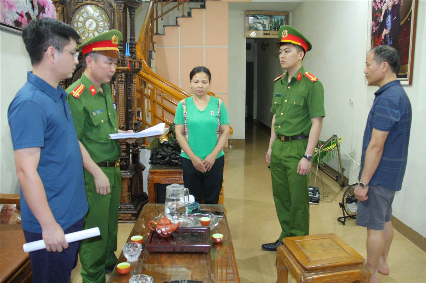 Cơ quan Cảnh sát điều tra Công an tỉnh đọc quyết định khởi tố bị can T. T. T. Ảnh: Quỳnh Trang