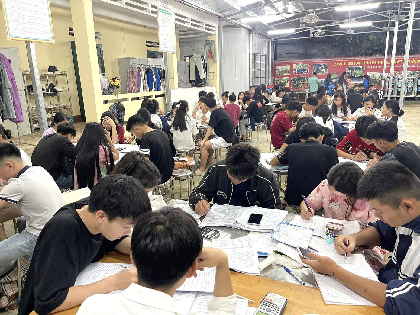 Khu bán trú hiện đang là nơi ở tập trung của hơn 150 học sinh lớp 12 có nhà xa trường.