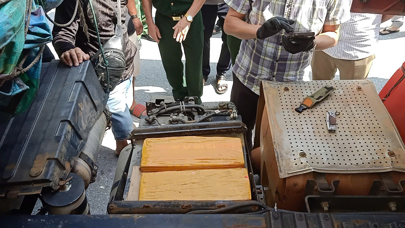 Các đối tượng cài cắm, giấu lậu các thỏi kim loại có giá trị cao vào các vị trí khó kiểm tra như bình ắc quy, bầu lọc gió, ghế ngồi trên các xe đầu kéo từ Trung Quốc vào Việt Nam qua cửa khẩu quốc tế số II Kim Thành. Các đối tượng cài cắm, giấu lậu các thỏi kim loại có giá trị cao vào các vị trí khó kiểm tra như bình ắc quy, bầu lọc gió, ghế ngồi trên các xe đầu kéo từ Trung Quốc vào Việt Nam qua cửa khẩu quốc tế số II Kim Thành.