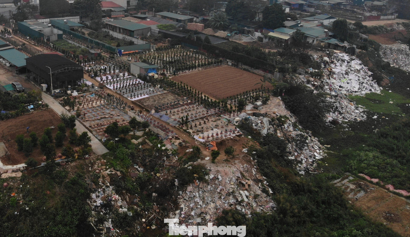 Có vị trí còn nham nhở, trắng xoá những rác thải, trạc xây dựng cao 7,8m. Đáng nói, con lạch này chính là hành lang thoát lũ của sông Hồng. Có vị trí còn nham nhở, trắng xoá những rác thải, trạc xây dựng cao 7,8m. Đáng nói, con lạch này chính là hành lang thoát lũ của sông Hồng.