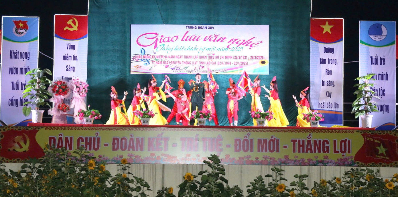 Tiết mục biểu diễn văn nghệ của đơn vị kết nghĩa với Trung đoàn 254. Tiết mục biểu diễn văn nghệ của đơn vị kết nghĩa với Trung đoàn 254.