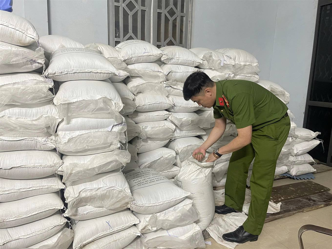 Lực lượng chức năng kiểm tra hóa chất tại các cơ sở