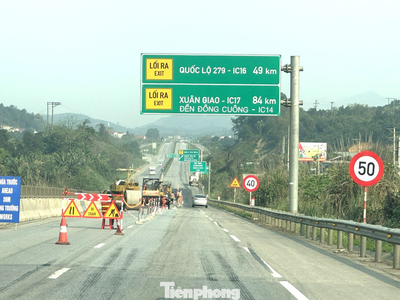 Hiện nay, các đơn vị thi công đang huy động nhân lực, thiết bị, máy móc, vật liệu sửa chữa hư hỏng mặt đường một số đoạn thuộc tuyến đường cao tốc Nội Bài - Lào Cai. Trong ảnh: Hình ảnh thi công thảm lại mặt đường đoạn gần nút giao IC 14 Mậu A (địa phận tỉnh Yên Bái). Hiện nay, các đơn vị thi công đang huy động nhân lực, thiết bị, máy móc, vật liệu sửa chữa hư hỏng mặt đường một số đoạn thuộc tuyến đường cao tốc Nội Bài - Lào Cai. Trong ảnh: Hình ảnh thi công thảm lại mặt đường đoạn gần nút giao IC 14 Mậu A (địa phận tỉnh Yên Bái).