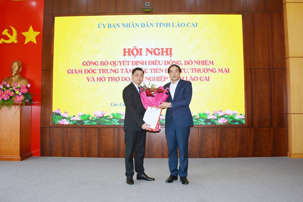 Ông Trịnh Xuân Trường - Bí thư Tỉnh ủy, Chủ tịch UBND tỉnh Lào Cai - trao quyết định và tặng hoa cho ông Hoàng Kim Ngọc. Ảnh: Cổng TT tỉnh Lào Cai.