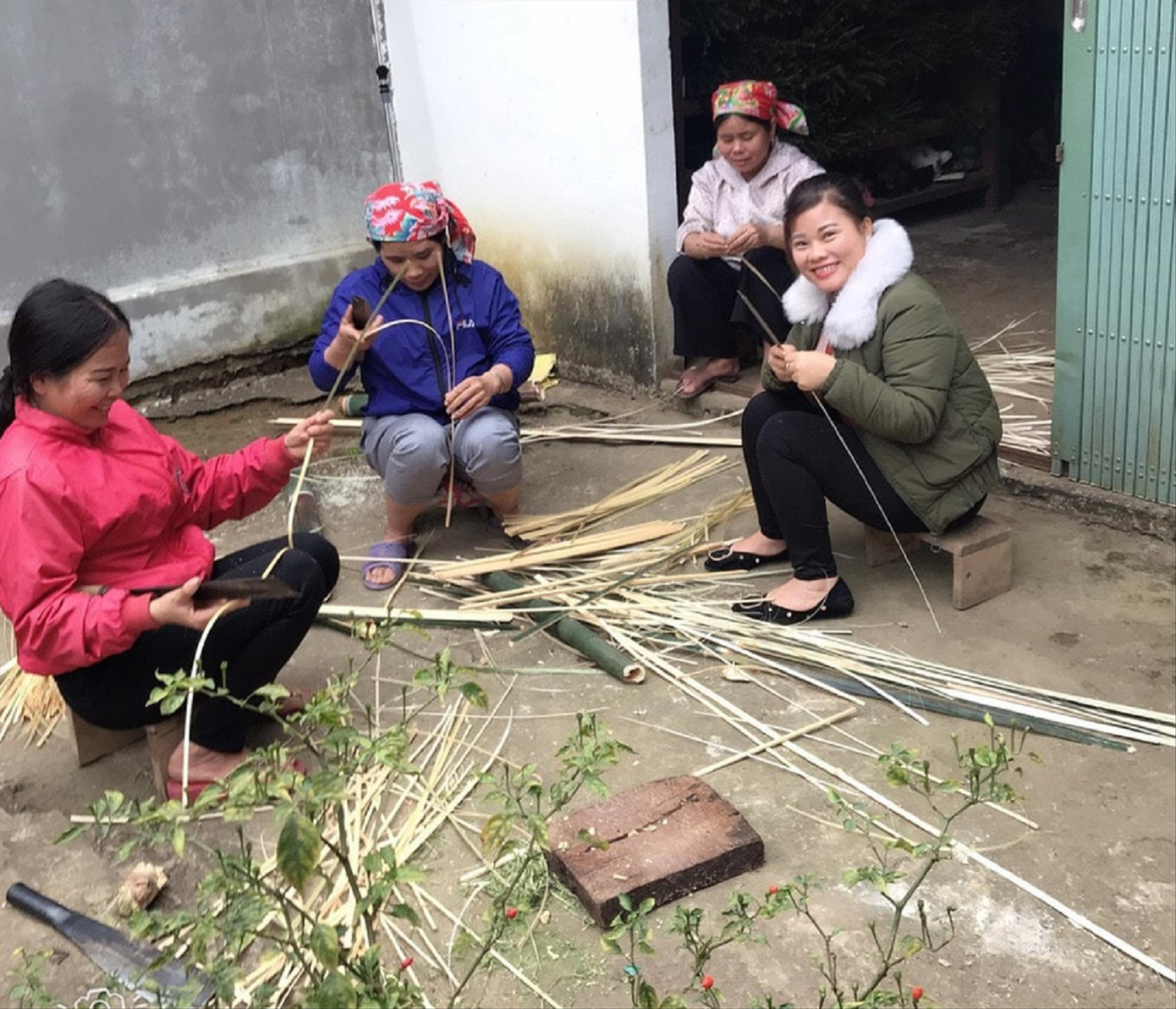 Tham gia các hoạt động cùng người dân