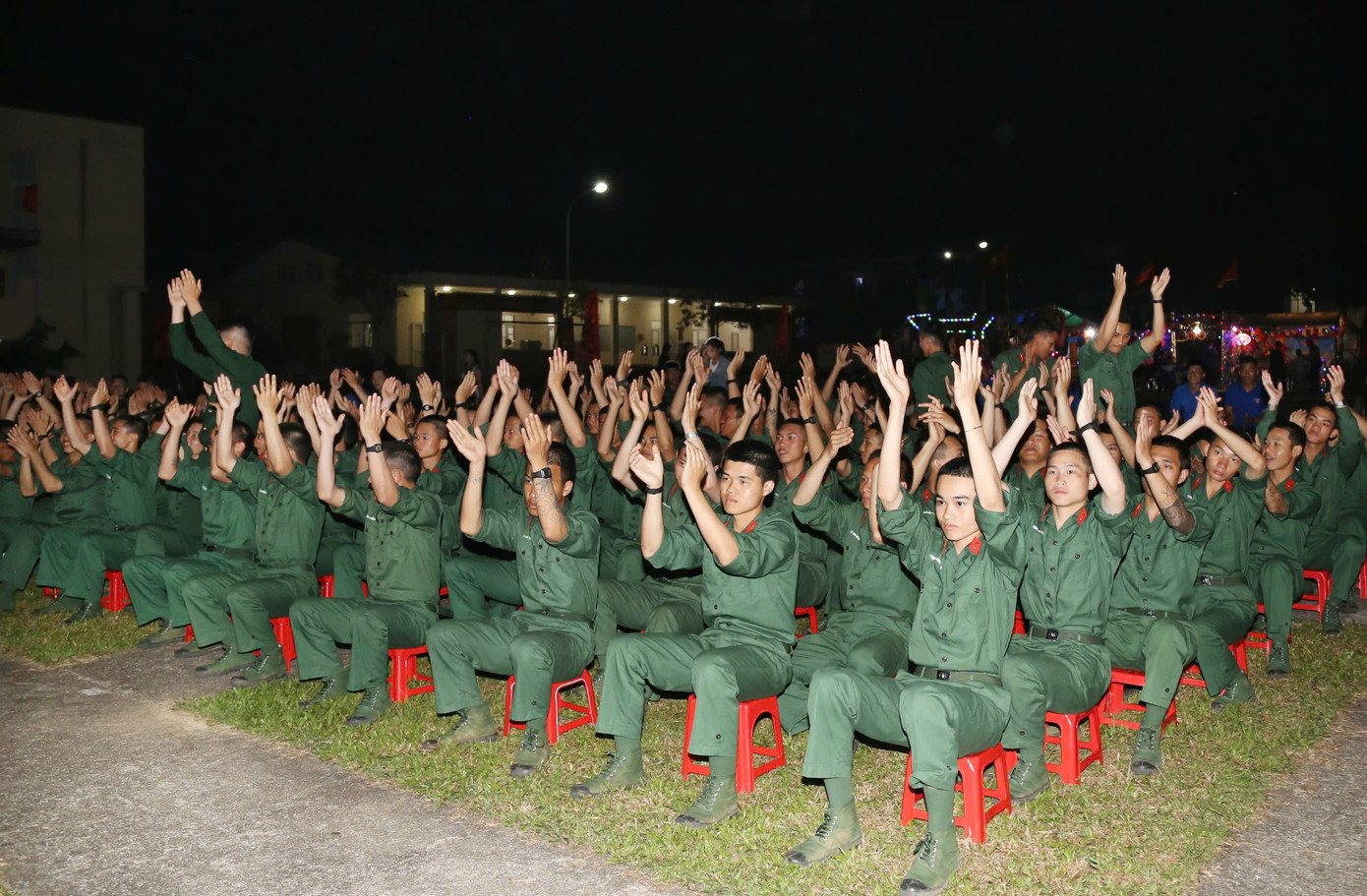 Cán bộ chiến sĩ Trung đoàn 254 hào hứng cổ vũ các tiết mục văn nghệ. Cán bộ chiến sĩ Trung đoàn 254 hào hứng cổ vũ các tiết mục văn nghệ.