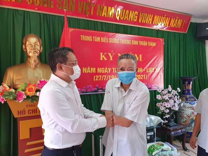 Thương binh hạng 1/4 Đỗ Đăng Khuây thay mặt thương bệnh binh trong Trung tâm vui mừng đón nhận món quà và cảm ơn các nhà tài trợ và báo Tiền Phong.
