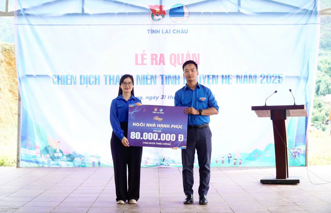 Trao tặng &quot;Ngôi nhà hạnh phúc&quot; cho Đoàn Thanh niên xã Khoen On (huyện Than Uyên).