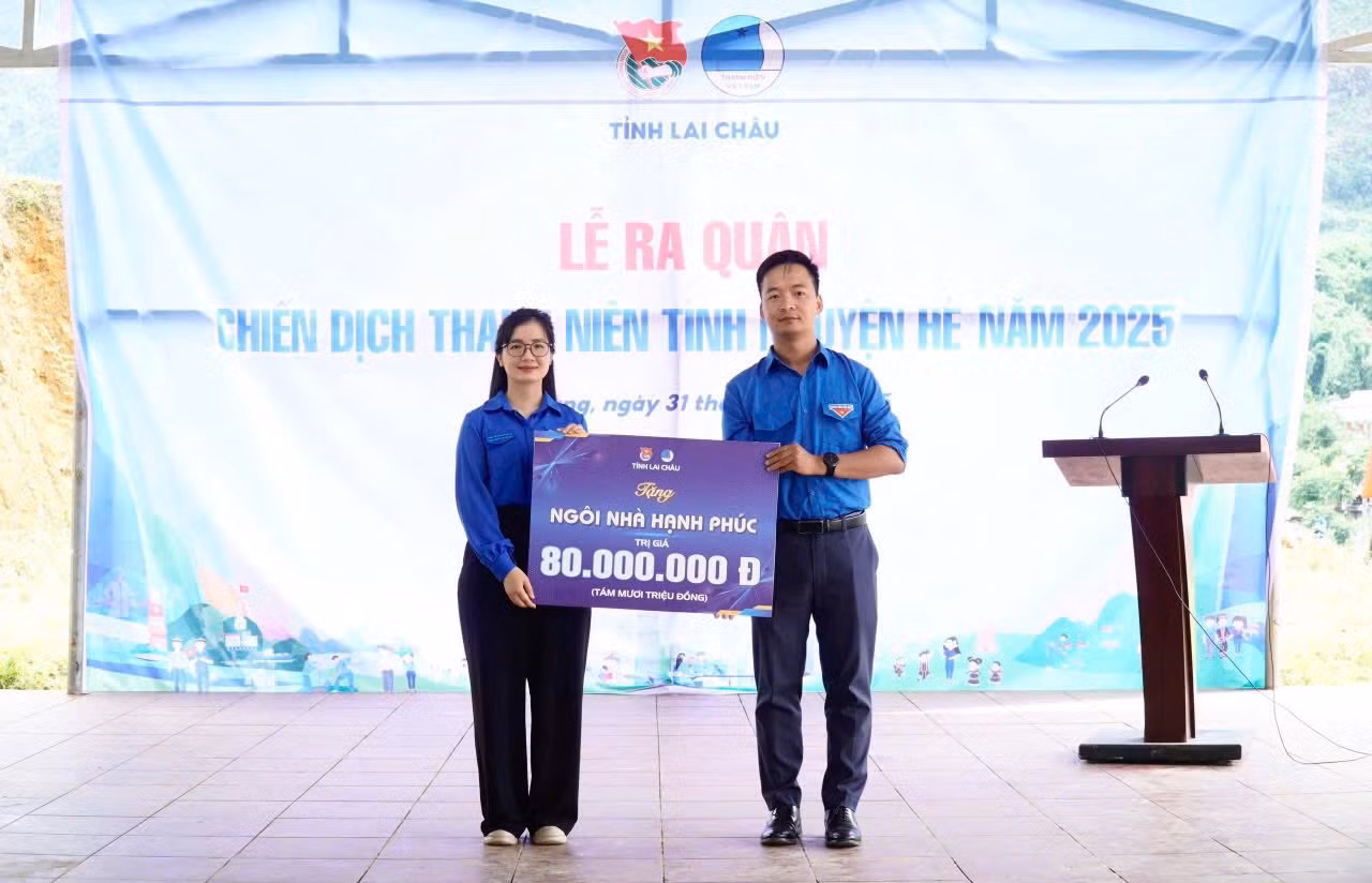 Trao tặng "Ngôi nhà hạnh phúc" cho Đoàn Thanh niên xã Khoen On (huyện Than Uyên).