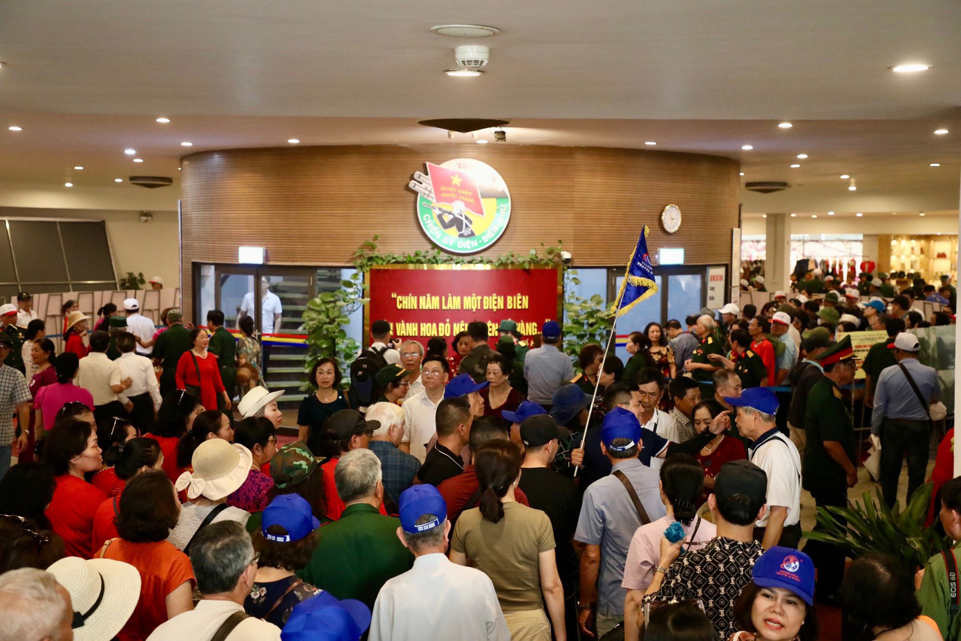 Khách đến thăm Bảo tàng Chiến thắng lịch sử Điện Biên Phủ. Khách đến thăm Bảo tàng Chiến thắng lịch sử Điện Biên Phủ.