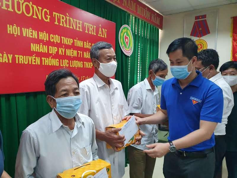 Anh Giáp Xuân Cảnh - Phó Bí thư tỉnh Đoàn Bắc Giang trao quà cho các cựu TNXP