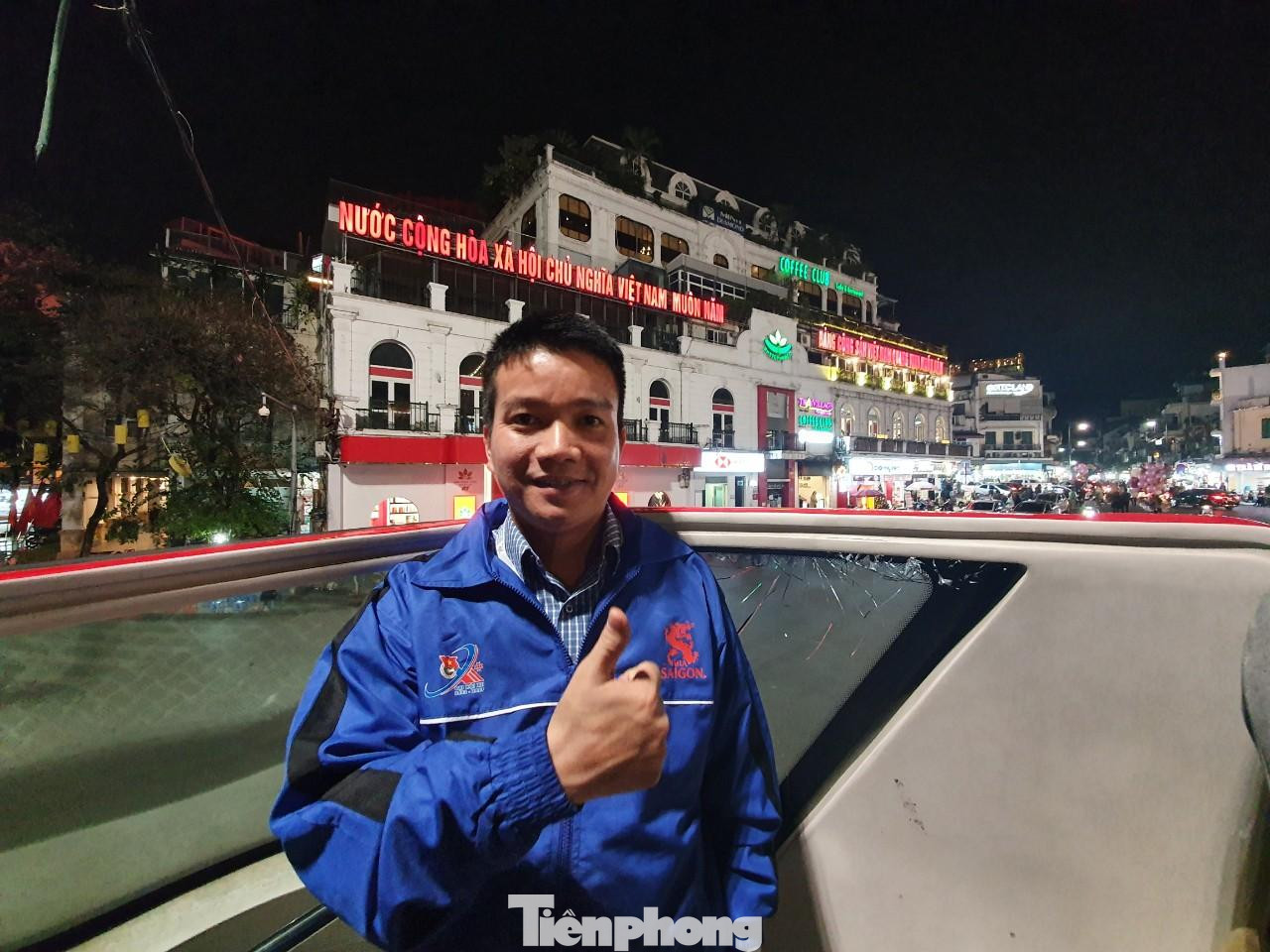 Dù đã đến nhiều lần nhưng đây là lần đầu tiên anh Tới được ngắm nhìn thành phố Hà Nội lung linh về đêm. Dù đã đến nhiều lần nhưng đây là lần đầu tiên anh Tới được ngắm nhìn thành phố Hà Nội lung linh về đêm.