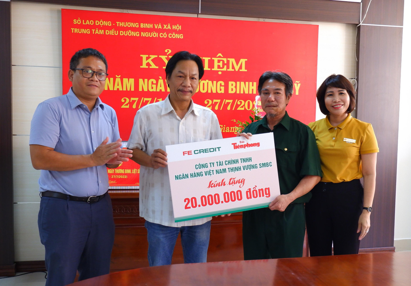 "Bản thân tôi gần 10 tuổi mới được hít thở không khí của hoà bình. Gia đình tôi cũng đã đón lớp lớp thanh niên vào chiến trường. Có lẽ vì thế những giây phút ngồi nói chuyện như thế này mới thấy ấm áp, quý giá và biết ơn vô tận. Thay mặt Báo Tiền Phong gửi tặng chút quà, đó là tình cảm ấm áp chân thành của cán bộ, phóng viên. Mong các bác mạnh khỏe, vui và luôn luôn là tấm gương cho thế hệ sau noi theo", nhà báo Lê Minh Toản chia sẻ.