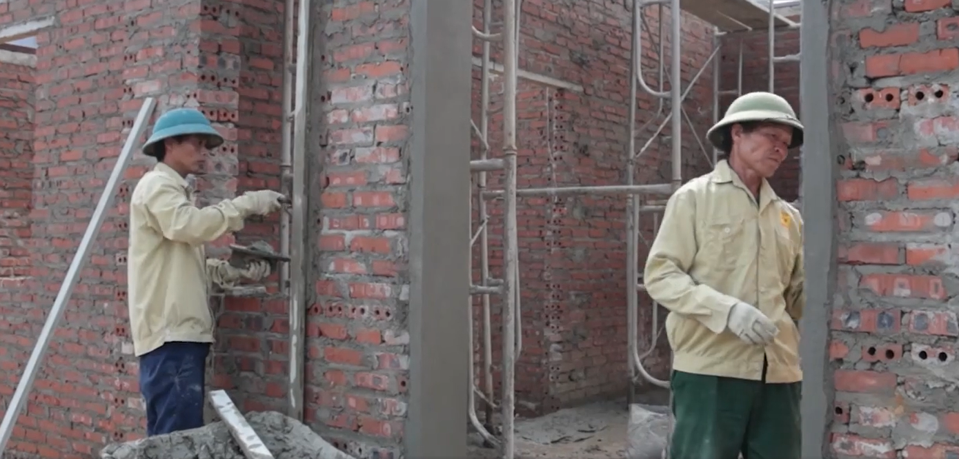 Đã có 42 trong số 60 căn nhà đã hoàn thiện phần thô, 20 căn đã lợp mái. Đã có 42 trong số 60 căn nhà đã hoàn thiện phần thô, 20 căn đã lợp mái.