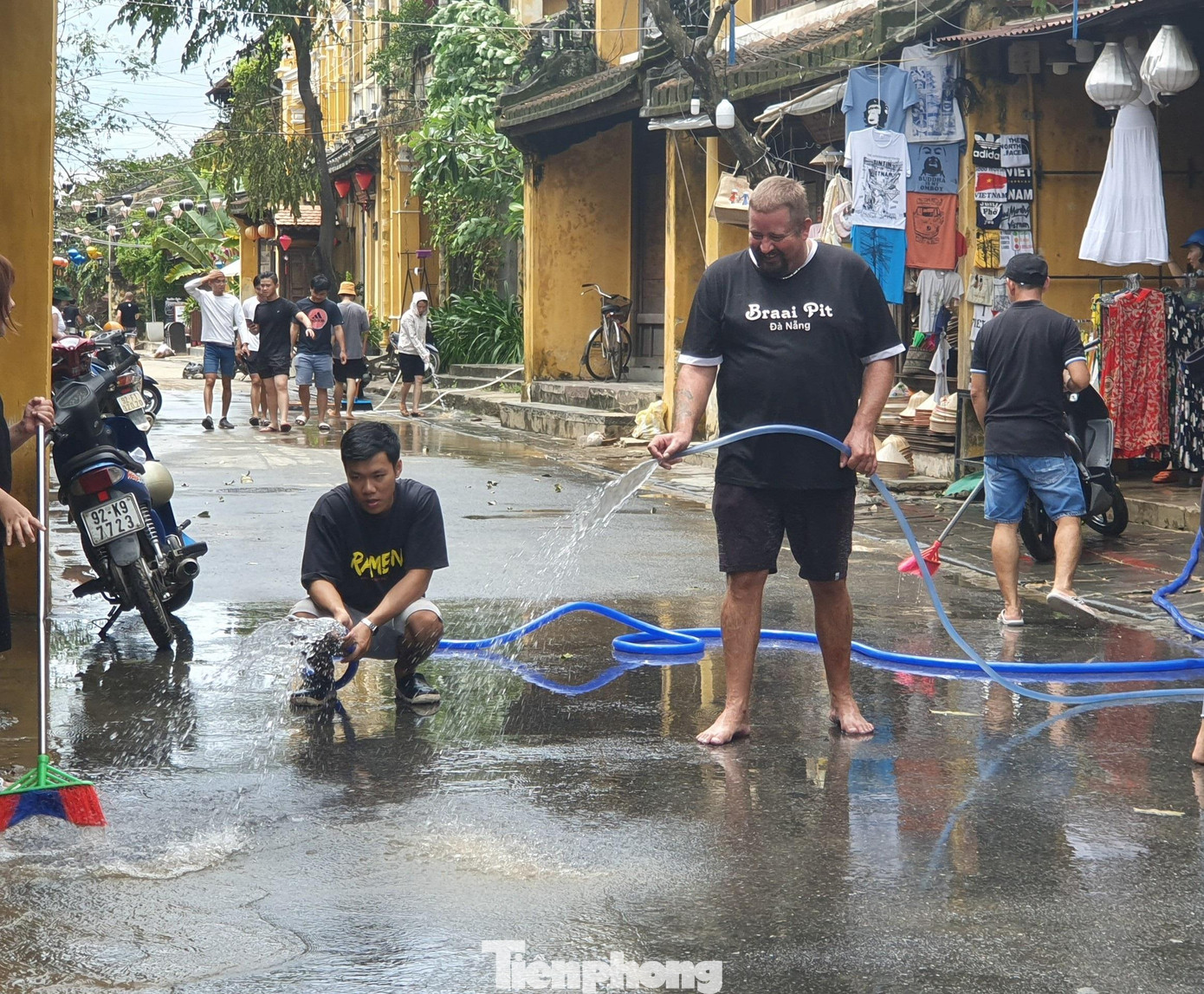 Trên tuyến phố Nguyễn Thái Học (thành phố Hội An) nước đã rút hết sau 24h bão Noru đi qua. Người dân bắt đầu dọn dẹp lớp bùn non còn đọng lại.