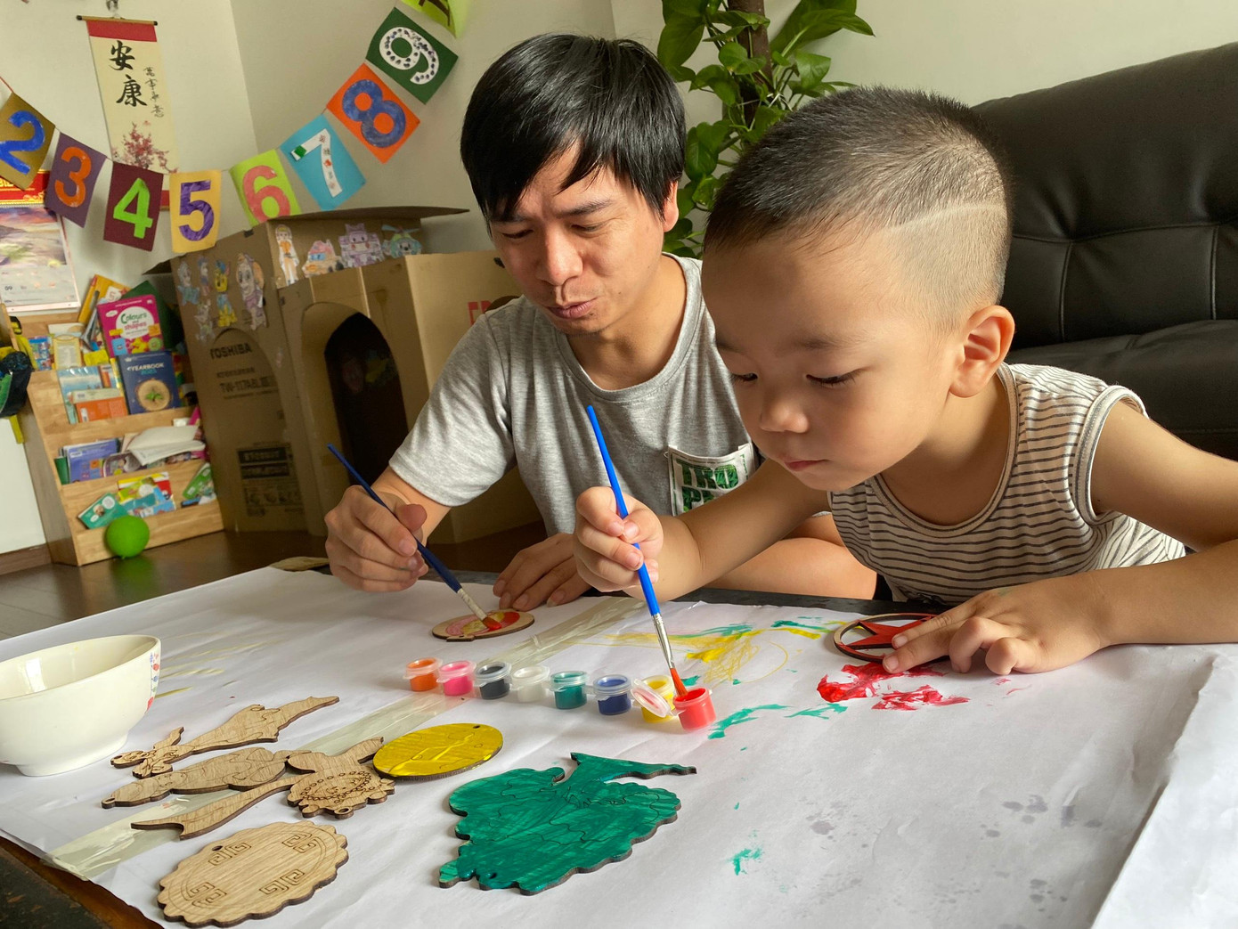 Anh Nguyễn Tuyến (Thanh Xuân Trung, Thanh Xuân) dành thời gian cùng con làm đồ chơi chuẩn bị Tết Trung thu.