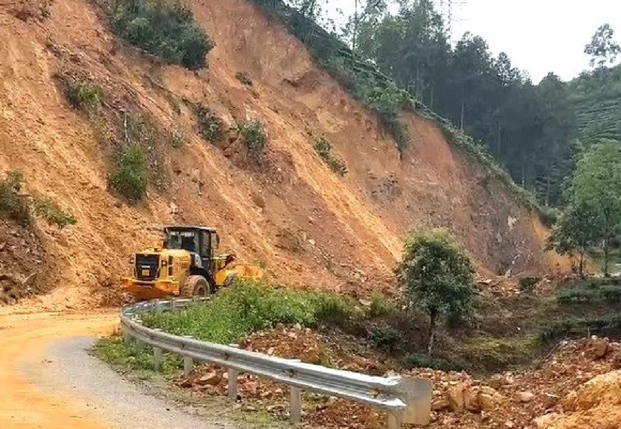 Lực lượng chức năng đã huy động máy móc để san gạt thông đường.