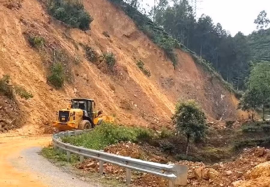 Lực lượng chức năng đã huy động máy móc để san gạt thông đường.