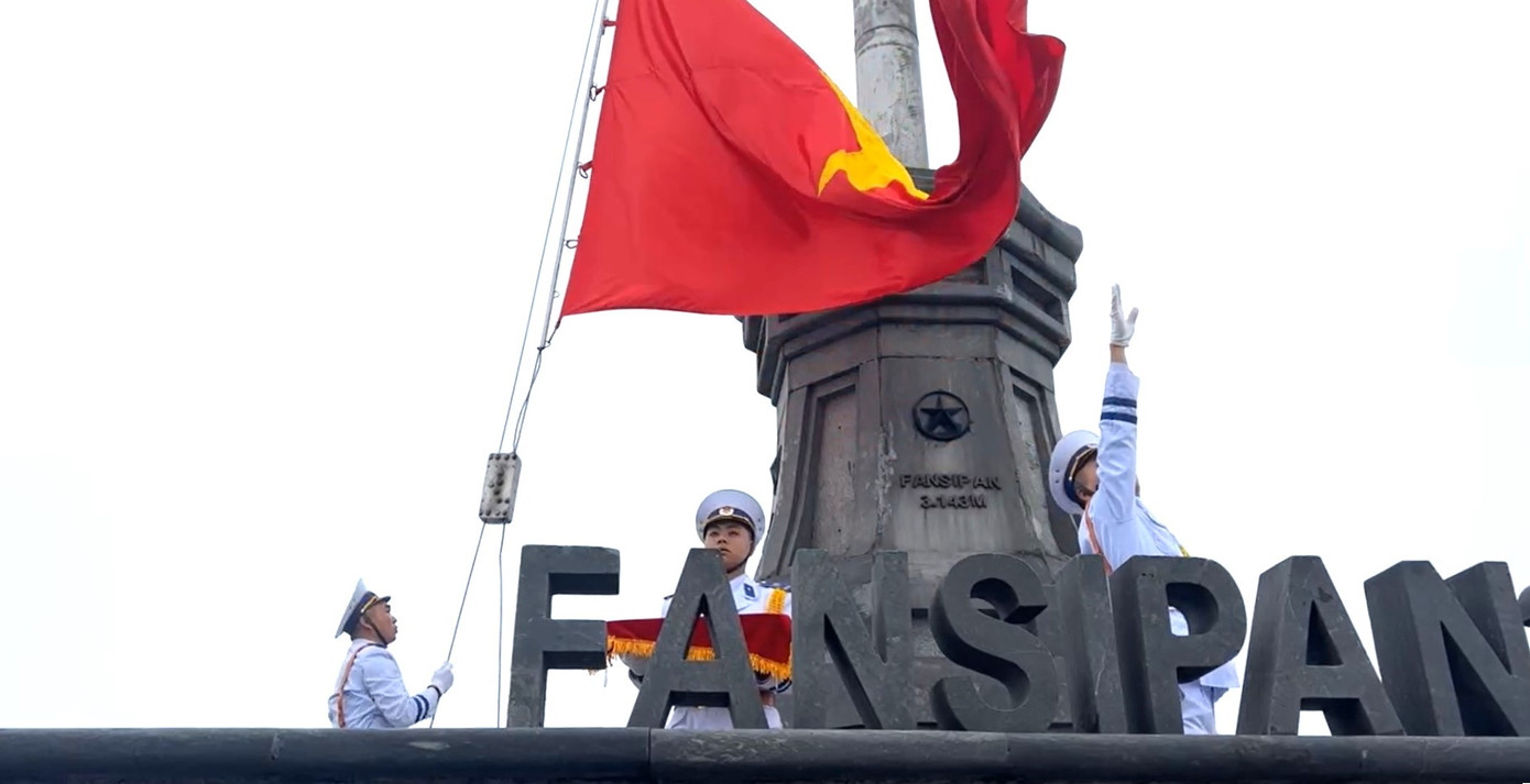 Cột cờ Fansipan được hoàn thiện đầu năm 2017 với chiều cao 25m, được xây dựng bằng đá xanh nguyên khối, có khả năng chịu đựng điều kiện thời tiết khắc nghiệt.