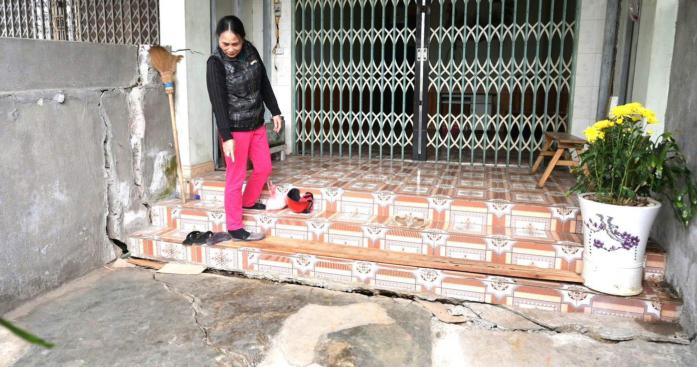 Nhiều vết nứt rộng từ 10-25cm, các vết nứt ăn sâu vào đến tận vỉa hè và sân nhà của các hộ dân lân cận. Trong ảnh là căn nhà chị Viên Thị Luân ở tổ 15 phường Pom Hán, thành phố Lào Cai.