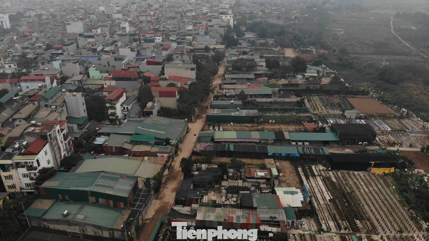 Con lạch sâu bị lấp dần, có vị trí tiến sát đến gần khu vực bãi giữa. Con lạch sâu bị lấp dần, có vị trí tiến sát đến gần khu vực bãi giữa.