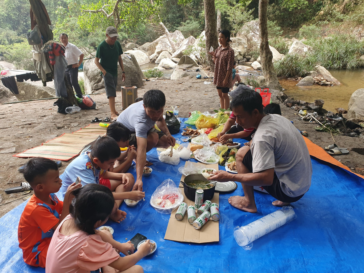 Nhiều gia đình tới tổ chức cắm trại Nhiều gia đình tới tổ chức cắm trại