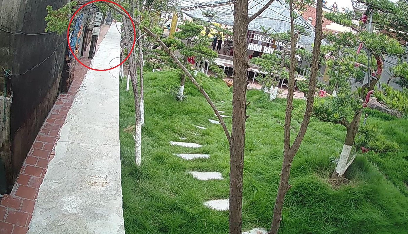 Con ngõ được chừa vào nhà một số hộ dân nhưng bị che chắn bởi cột điện và bức bình phong bằng đá (phần khoanh đỏ).