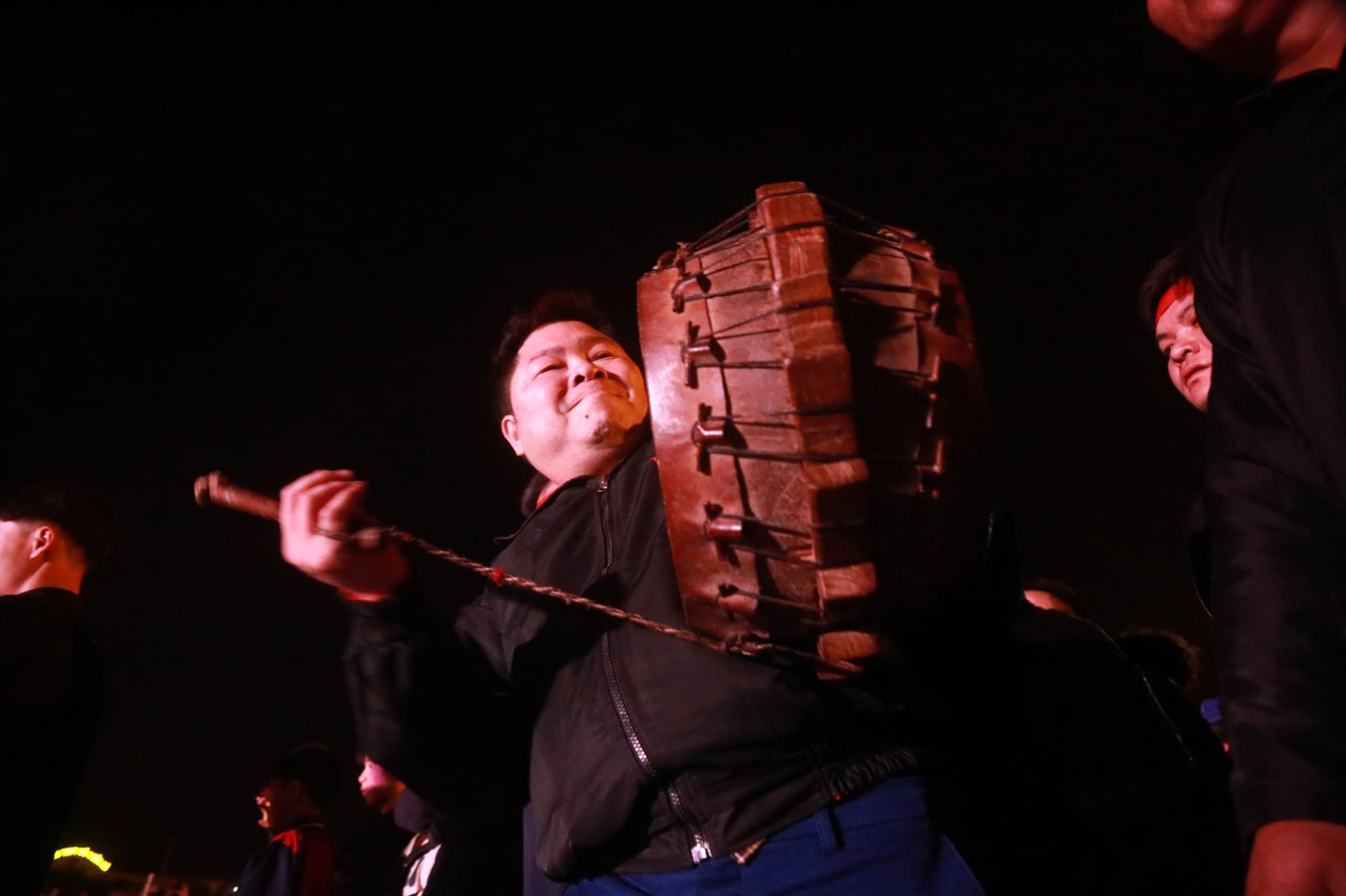 Sau khi khấn xong, thầy sẽ đốt giấy để sư phụ, thần linh, thần lửa nhập vào thầy. Khi thần nhập vào, người thầy bắt đầu rung lên, sau đó thầy sẽ nhảy đủ 36 động tác nhảy lửa, theo nghi lễ. Từng hồi trống lễ rộn rã vang lên dồn dập thúc giục. Sau khi khấn xong, thầy sẽ đốt giấy để sư phụ, thần linh, thần lửa nhập vào thầy. Khi thần nhập vào, người thầy bắt đầu rung lên, sau đó thầy sẽ nhảy đủ 36 động tác nhảy lửa, theo nghi lễ. Từng hồi trống lễ rộn rã vang lên dồn dập thúc giục.