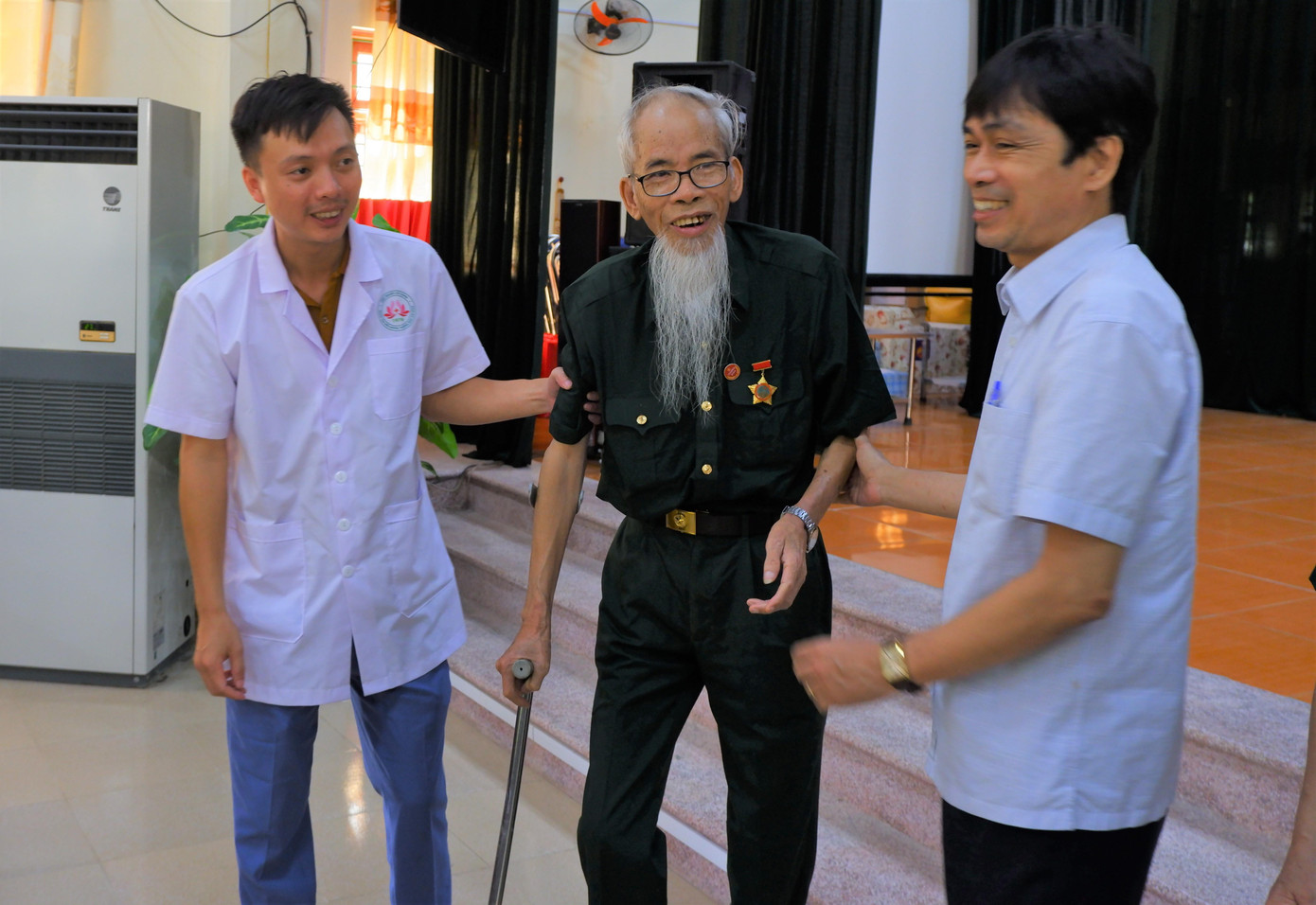 Cũng trong sáng này, đoàn công tác đã đến thăm và tặng quà Trung tâm Điều dưỡng thương binh Kim Bảng (Hà Nam).