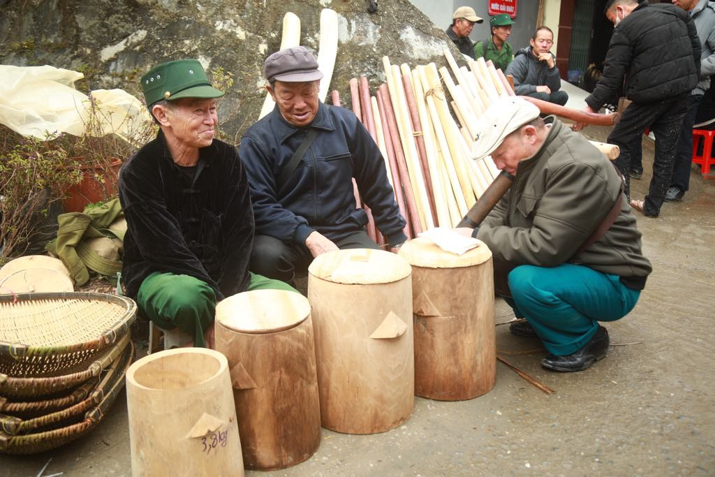 Chợ phiên Bắc Hà là khu chợ duy nhất vẫn còn giữ được nét truyền thống lâu đời trong văn hóa buôn bán vùng cao với nhiều sản phẩm sử dụng hàng ngày của người dân bản địa. Trong ảnh là quầy hàng bán chõ đồ xôi bằng gỗ. Chợ phiên Bắc Hà là khu chợ duy nhất vẫn còn giữ được nét truyền thống lâu đời trong văn hóa buôn bán vùng cao với nhiều sản phẩm sử dụng hàng ngày của người dân bản địa. Trong ảnh là quầy hàng bán chõ đồ xôi bằng gỗ.