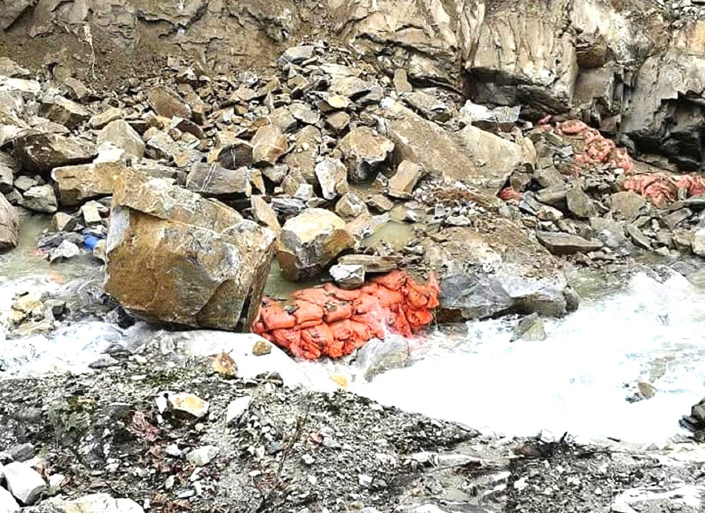 Một đoạn suối được be lại tại hiện trường vụ tai nạn Một đoạn suối được be lại tại hiện trường vụ tai nạn