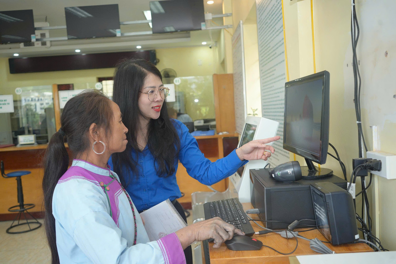 Tại Sa Pa, địa bàn đặc thù với hơn 53,5% dân số là đồng bào dân tộc thiểu số, lực lượng đoàn viên phường Sa Pa đã tổ chức ra quân hỗ trợ người dân tại Trung tâm phục vụ hành chính công phường.